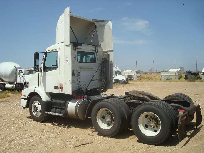 Tractocamion Volvo VNM64T  de bajo costo Ref.: 1248208568580877 No. 3