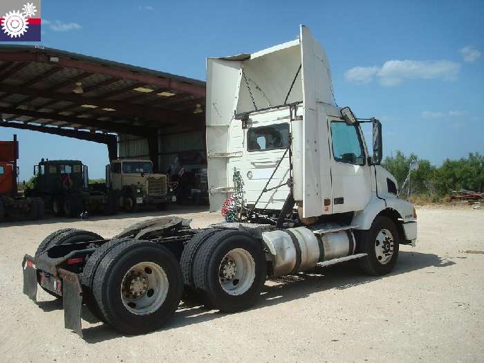 Tractocamion Volvo VNM64T  de bajo costo Ref.: 1248208568580877 No. 4