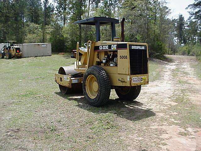 Compactadora Vibratoria Caterpillar CS-323 C  en venta Ref.: 1308182590672718 No. 2