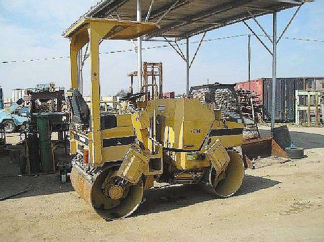 Compactadora Vibratoria Caterpillar CB-214B