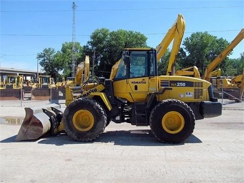 Cargadoras Sobre Ruedas Komatsu WA250  seminueva en venta Ref.: 1368293871359705 No. 2