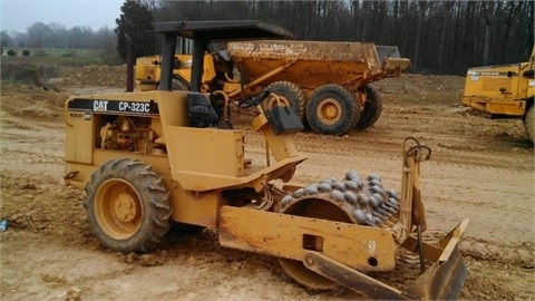 Compactadora Vibratoria Caterpillar CP-323