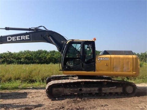  Deere 240D seminueva en venta Ref.: 1401320516076887 No. 2