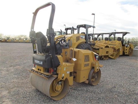 Compactadora Vibratoria Caterpillar CB24 de medio uso en venta Ref.: 1427845650774047 No. 2