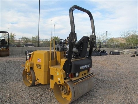 Compactadora Vibratoria Caterpillar CB24 de medio uso en venta Ref.: 1427845650774047 No. 3