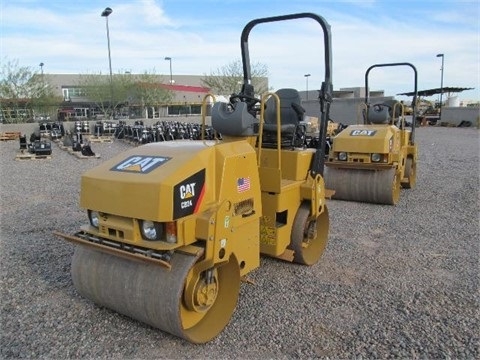 Compactadora Vibratoria Caterpillar CB24 de medio uso en venta Ref.: 1427845650774047 No. 4