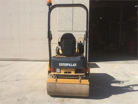 Compactadora Vibratoria Caterpillar CB24 de medio uso en venta Ref.: 1431553159194922 No. 3