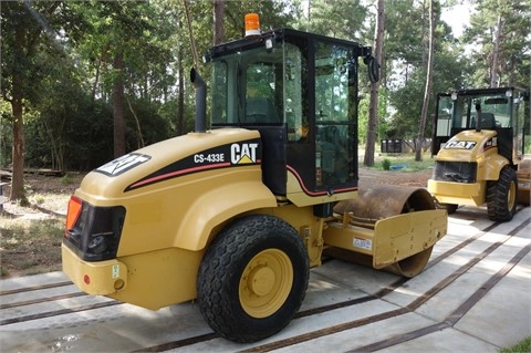 Compactadora Vibratoria Caterpillar CS-433E usada a la venta Ref.: 1439502886627392 No. 3