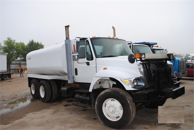 Truck With Tank Container International 7400