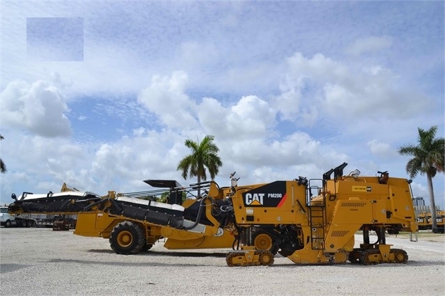 Recycles Caterpillar PM-200