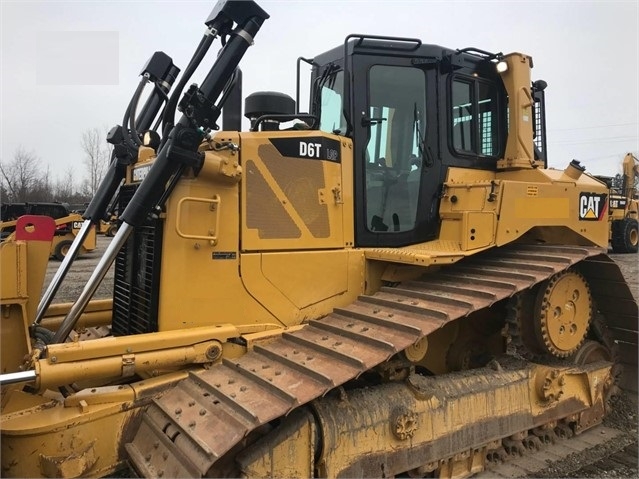 Tractores Sobre Orugas Caterpillar D6T en venta Ref.: 1555383914554678 No. 2