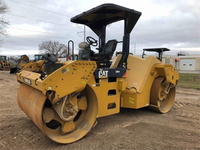 Compactadora Vibratoria Caterpillar CB64