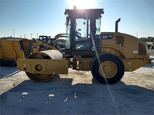 Compactadora Vibratoria Caterpillar CS44 en venta, usada Ref.: 1567216538995471 No. 2