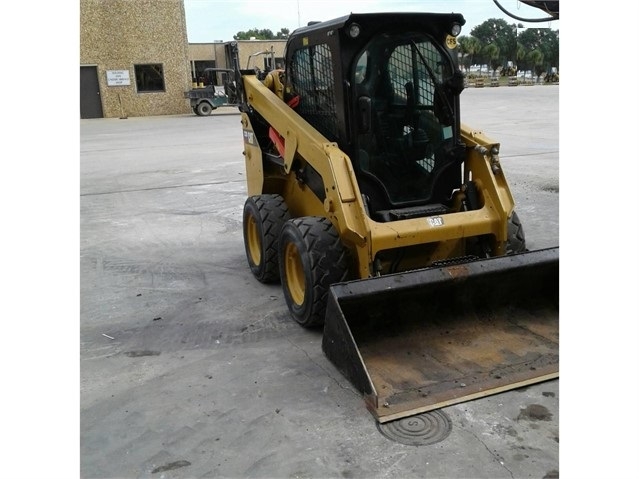 Minicargadores Caterpillar 232 de medio uso en venta Ref.: 1581705582081256 No. 2