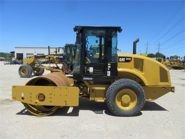 Compactadora Vibratoria Caterpillar CS44 de segunda mano en venta Ref.: 1588813684433167 No. 2