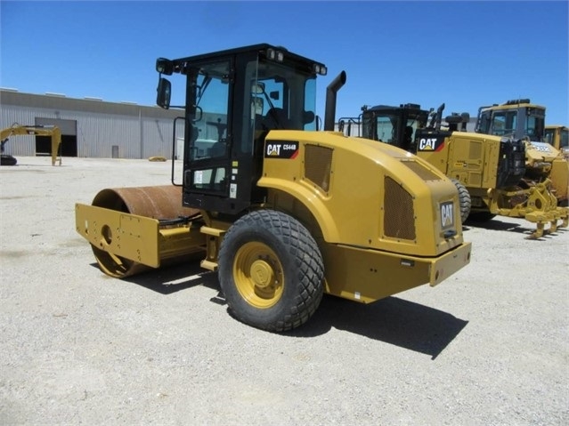 Compactadora Vibratoria Caterpillar CS44 de segunda mano en venta Ref.: 1588813684433167 No. 3