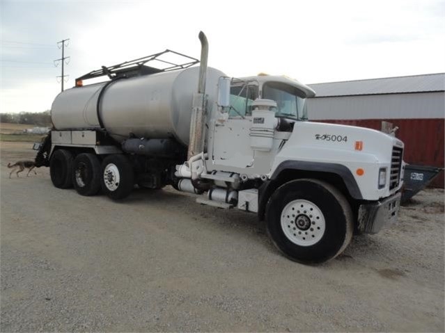 Asphalt Distributor Truck Mack RD690S