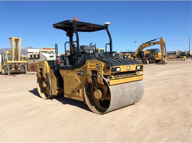 Compactadora Vibratoria Caterpillar CB10 en buenas condiciones Ref.: 1683647551085471 No. 4