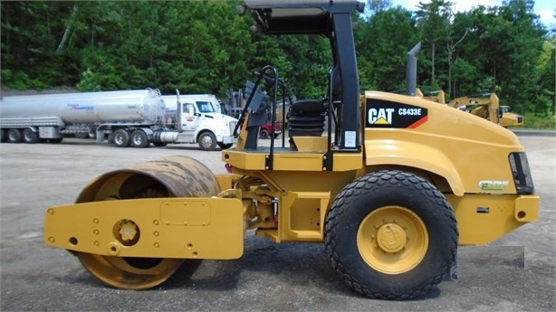 Compactadora Vibratoria Caterpillar CS-433C de medio uso en venta Ref.: 1697824711595163 No. 2