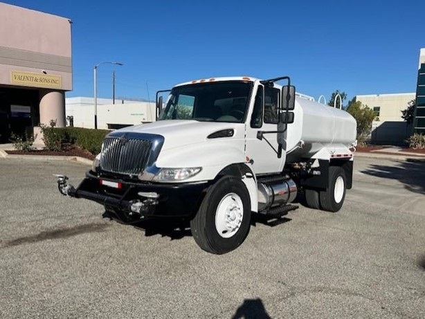 Truck With Tank Container INTERNATIONAL 4300